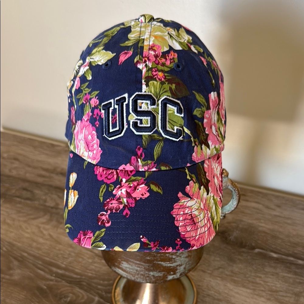 USC Arch Women’s Rosalyn
Clean Up Cap Navy Blue
Floral